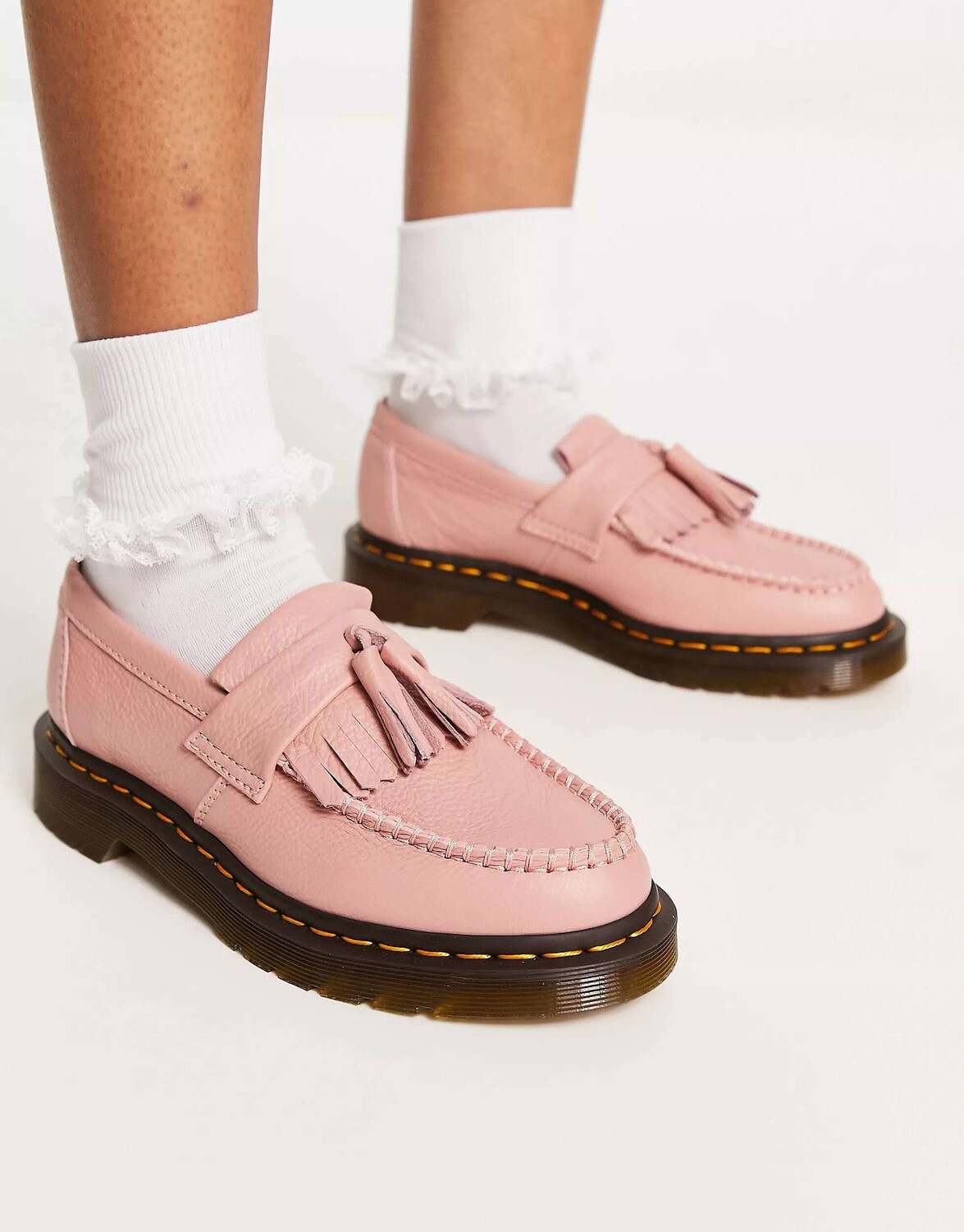 

Бежевые лоферы с кисточками Dr Martens Adrian