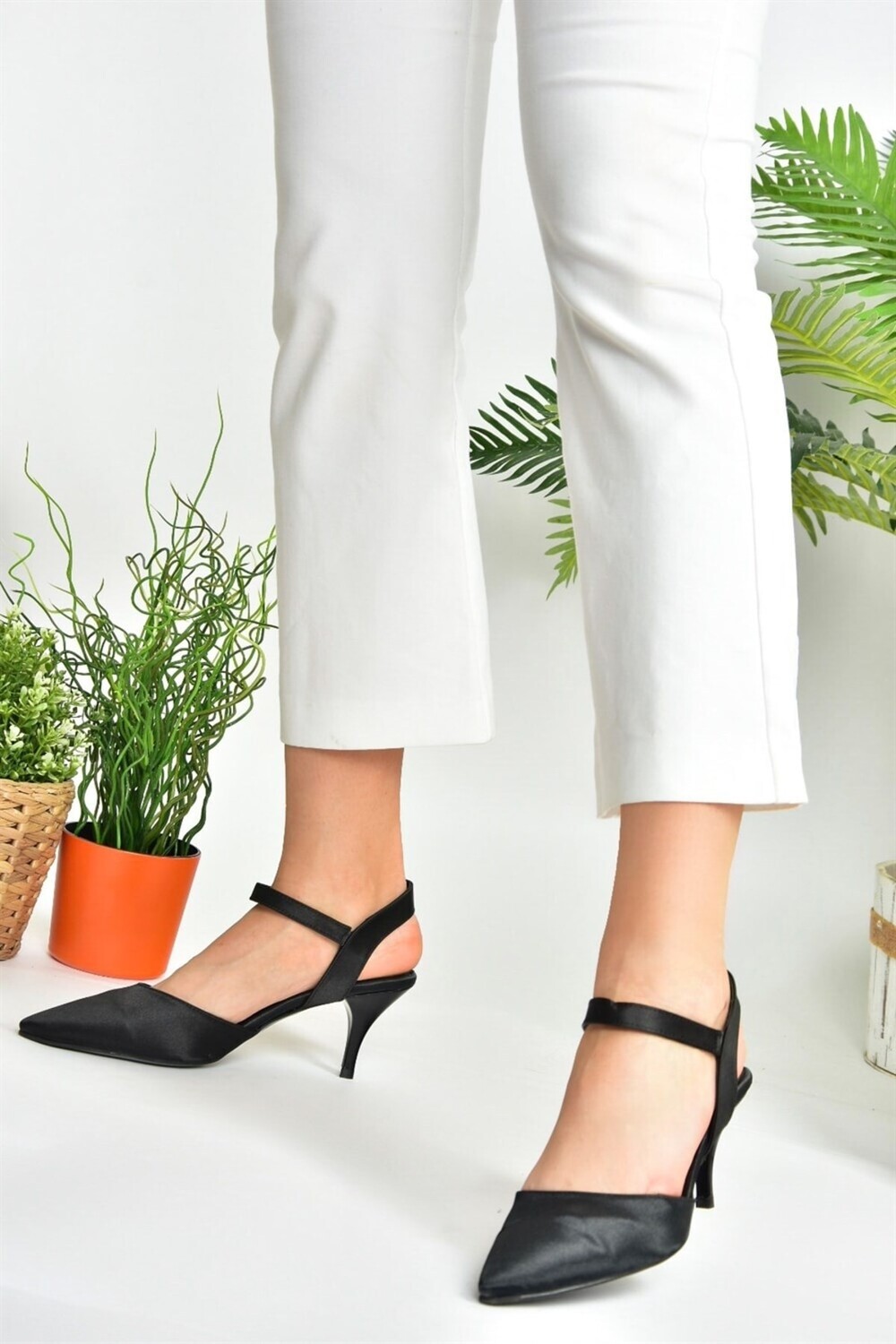 

Черные женские туфли на низком каблуке из атласной ткани Fox Shoes, черный