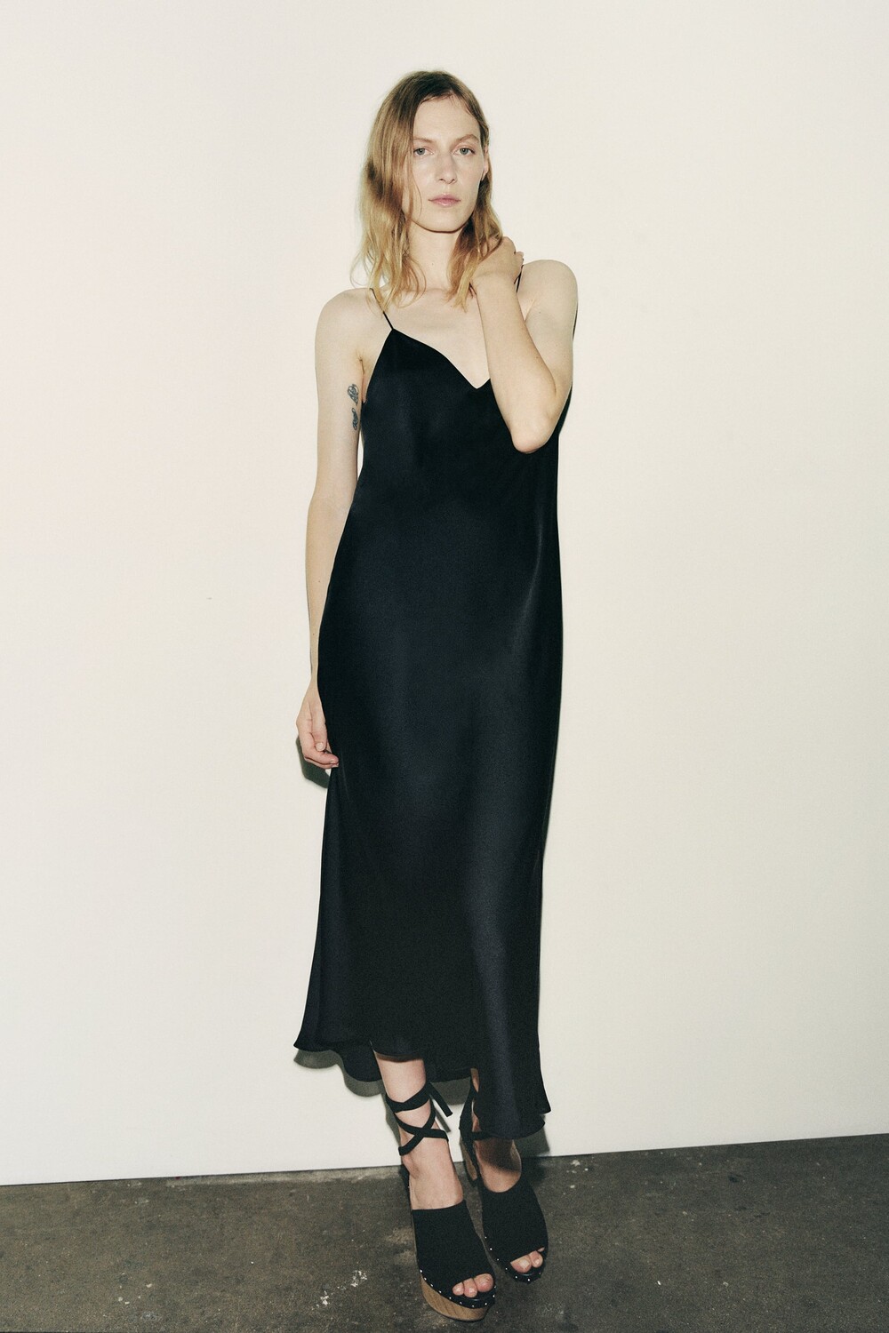 

Легкое платье Zara, черный