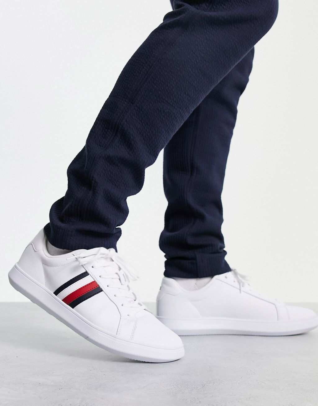 

Белые кожаные кроссовки с чашками и полосками Tommy Hilfiger