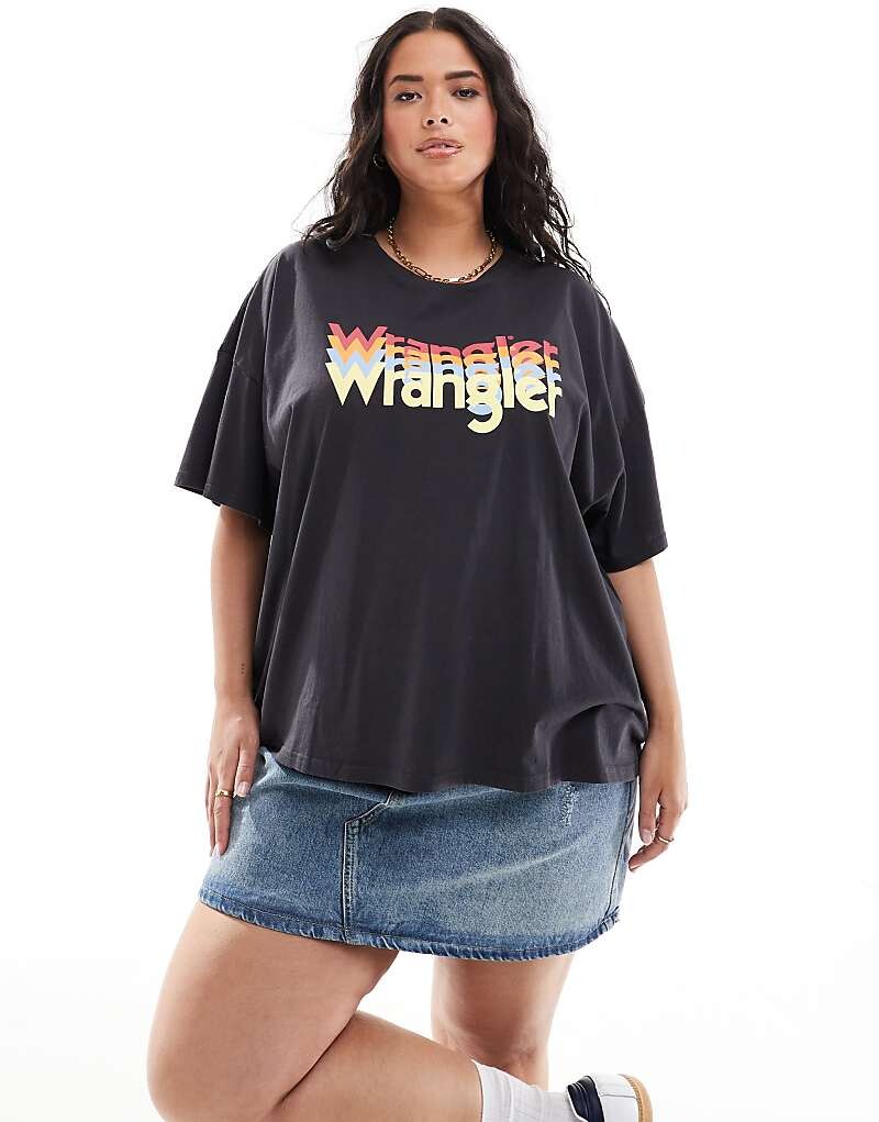 

Выцветшая черная футболка Girlfriend Wrangler Plus – с логотипом в стиле ретро