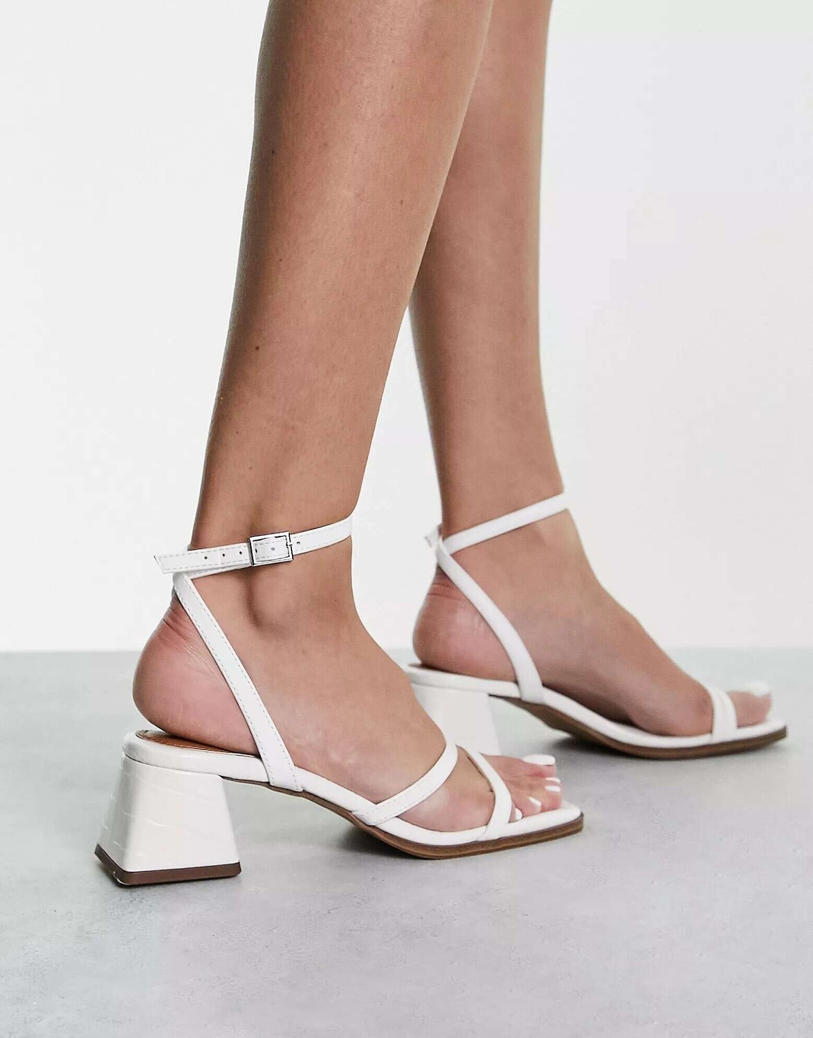 

Белые босоножки на среднем каблуке ASOS Hastings