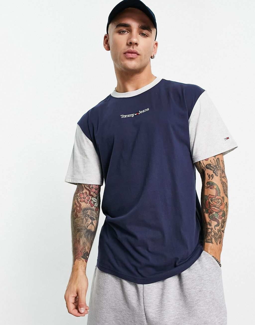 

Темно-синяя классическая футболка с контрастным логотипом Tommy Jeans