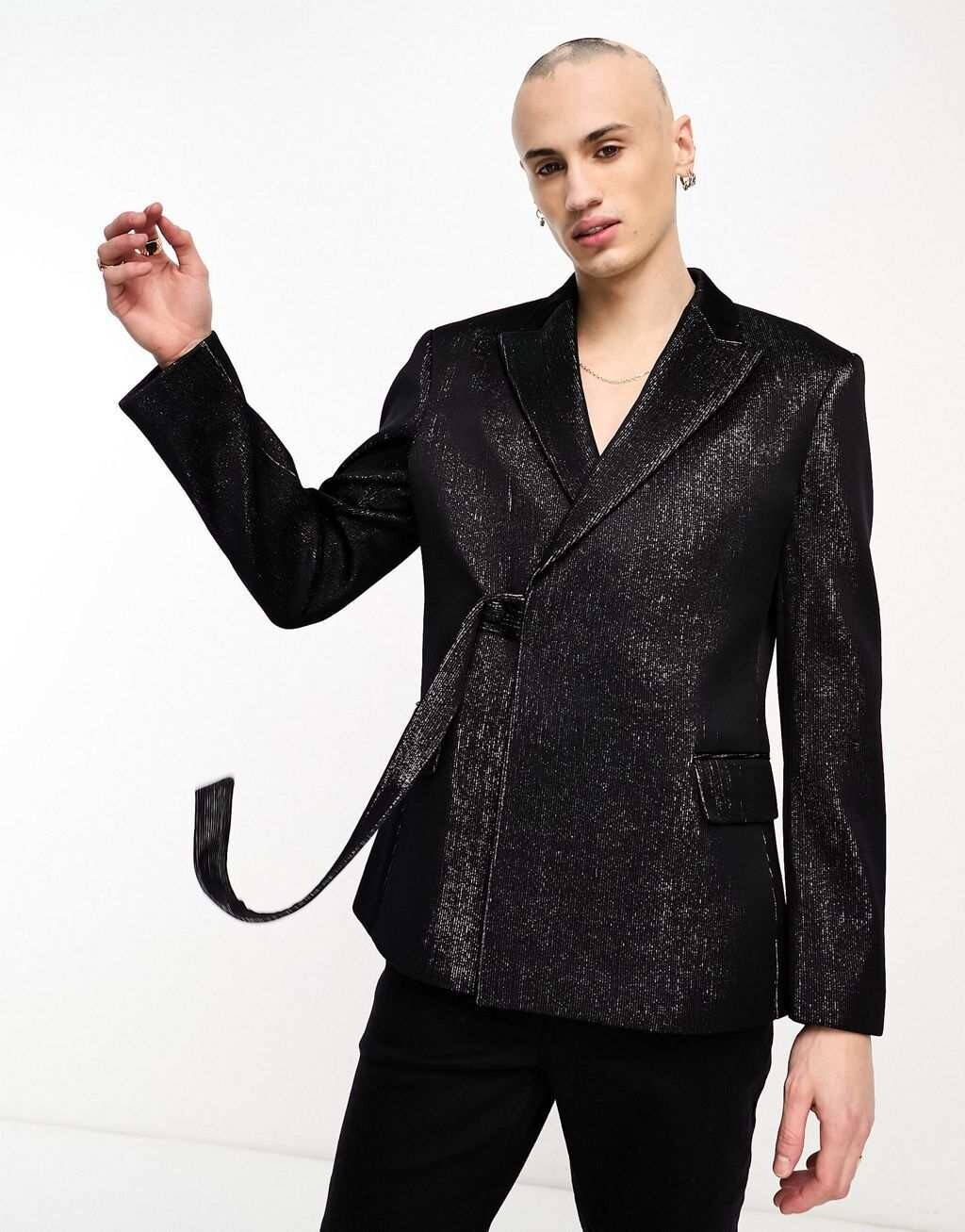 

Узкий черно-серебристый плиссированный пиджак с поясом ASOS DESIGN