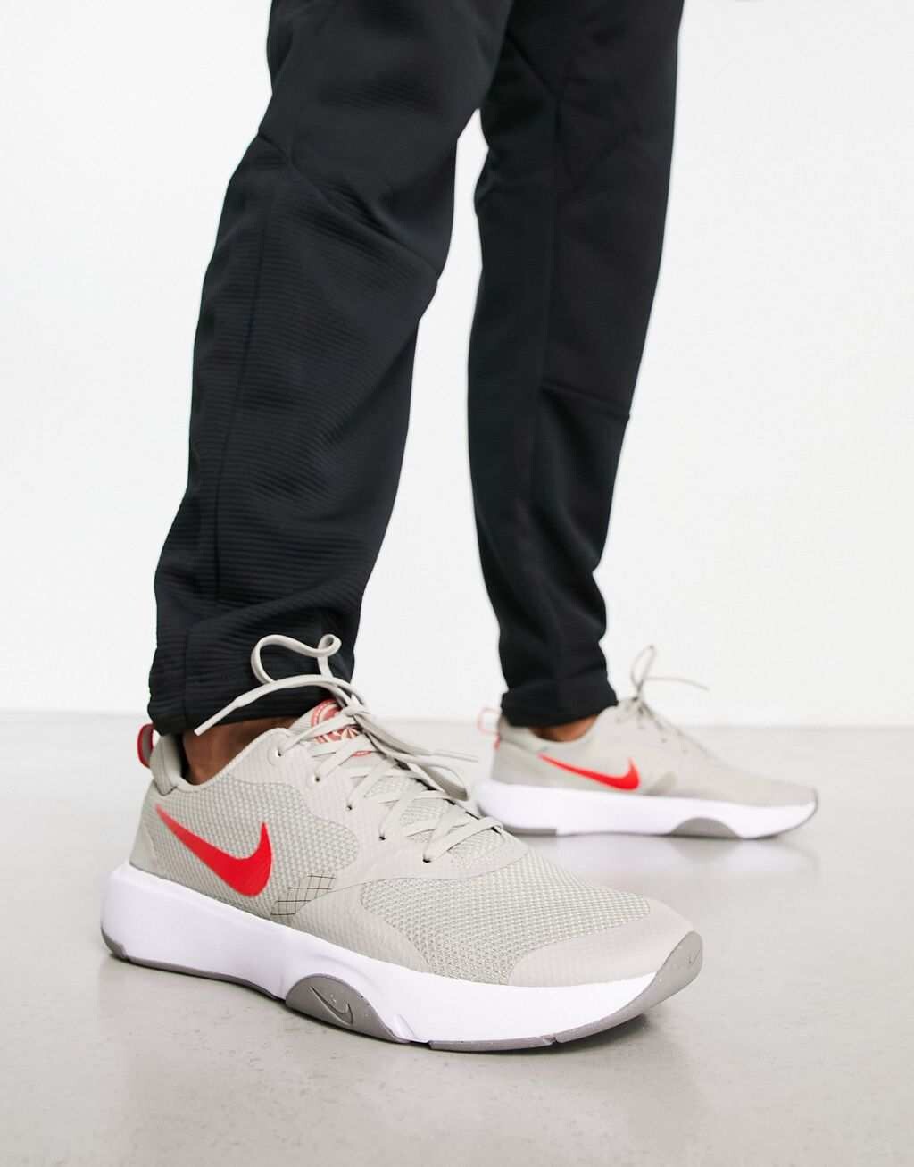 

Серые кроссовки Nike Training City Rep