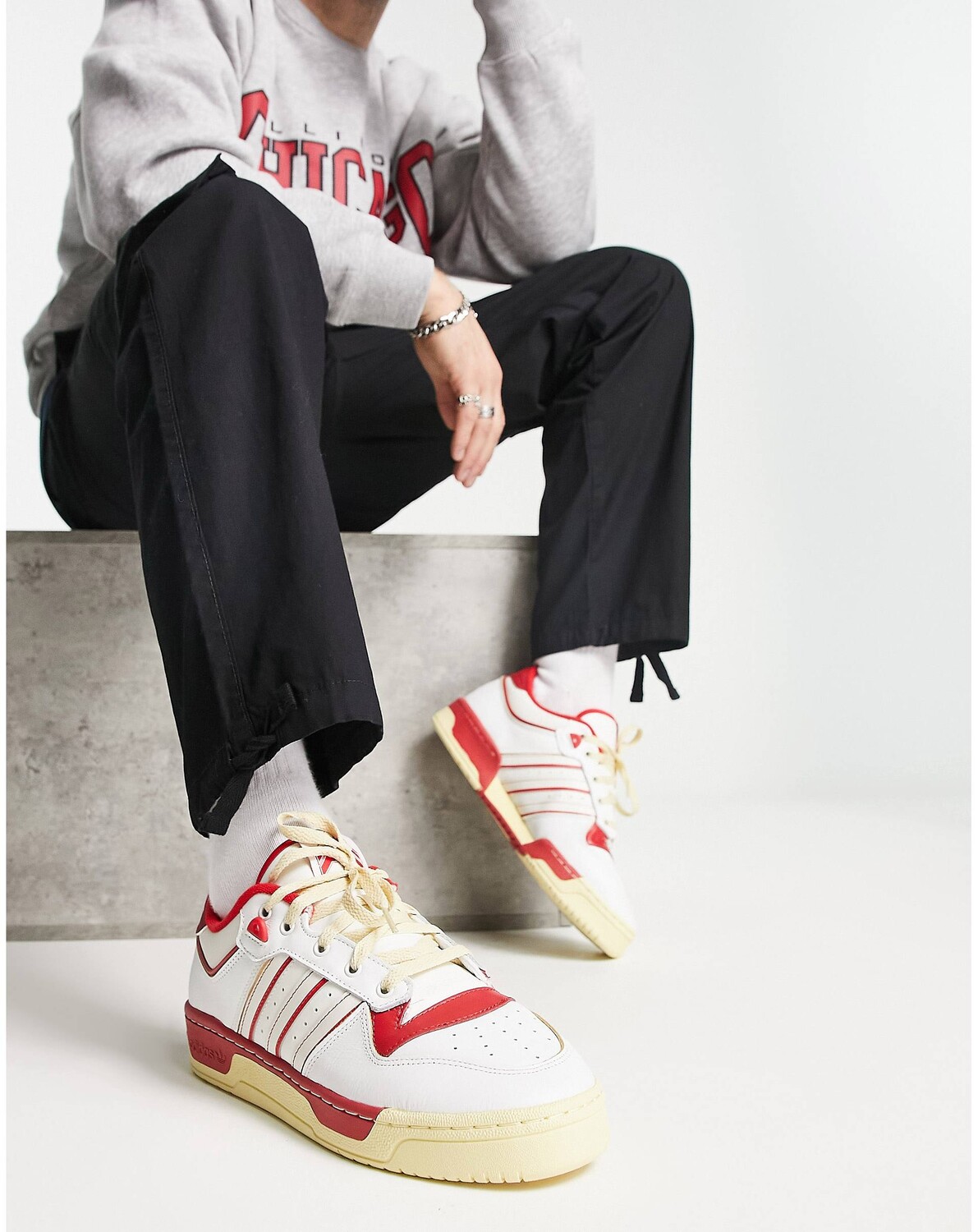 

Бело-красные кроссовки adidas Originals Rivalry Low 86