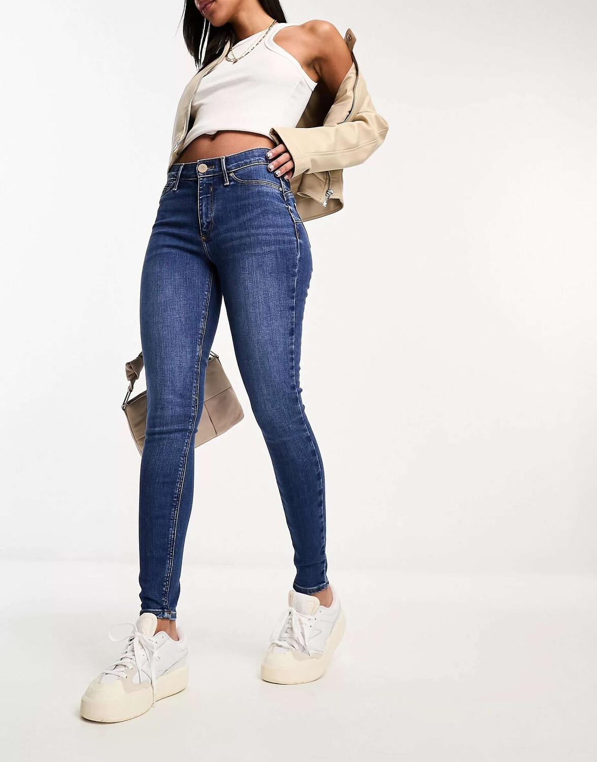 

Синие джинсы средней посадки со скульптурной посадкой River Island Molly