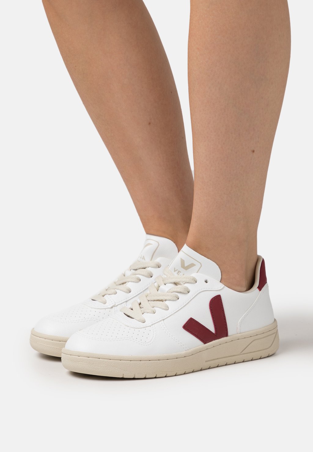 Низкие кроссовки V-10 Veja, цвет white/marsala женские низкие кроссовки v 10 veja