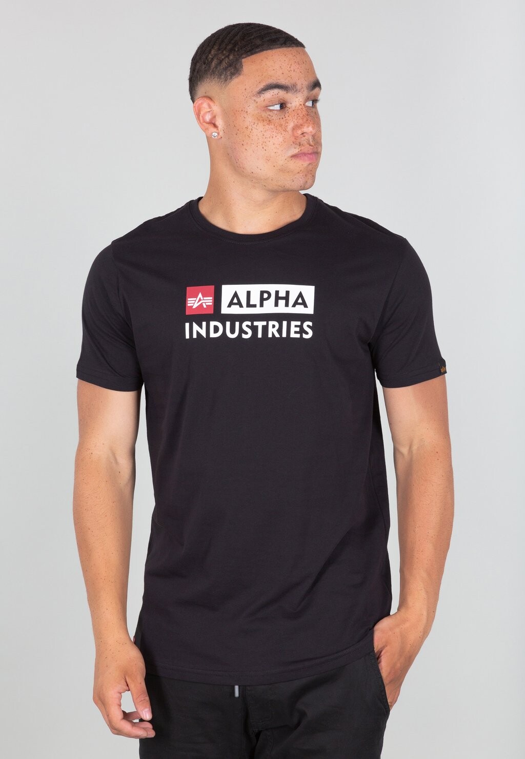 

Футболка с принтом Alpha Industries, черный