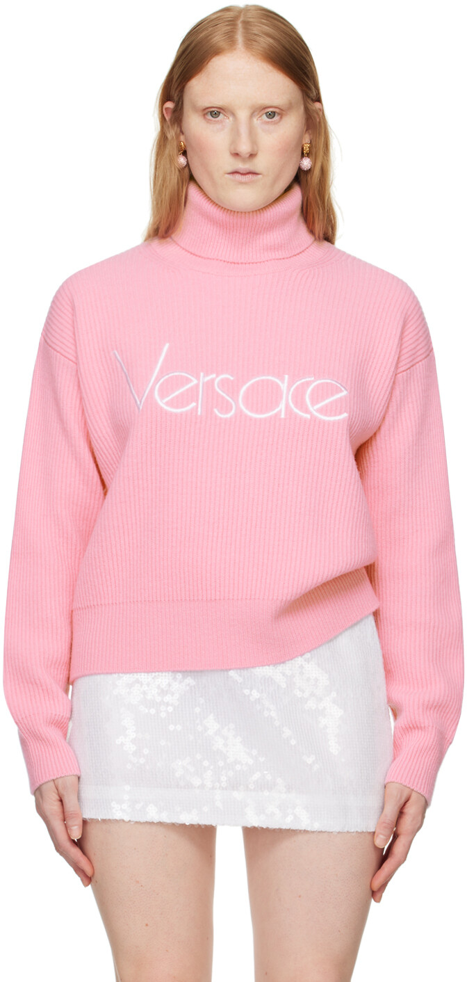 

Розовая водолазка с вышивкой Versace