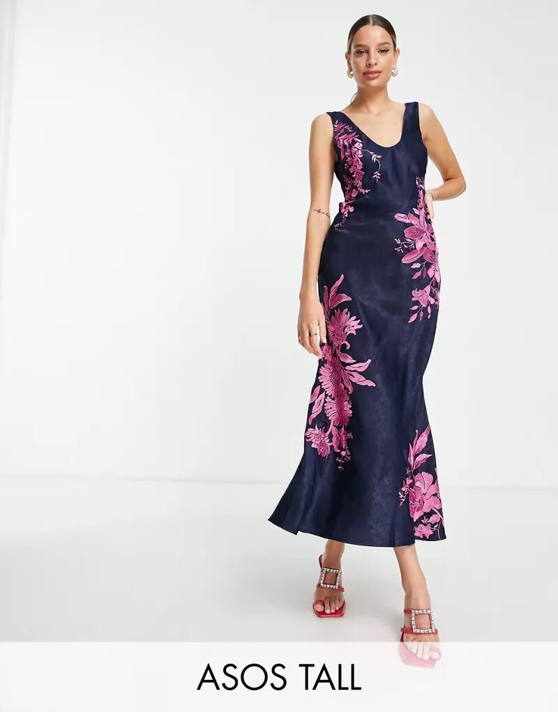 цена Асимметричное атласное платье-комбинация миди ASOS DESIGN Tall с контрастной цветочной вышивкой