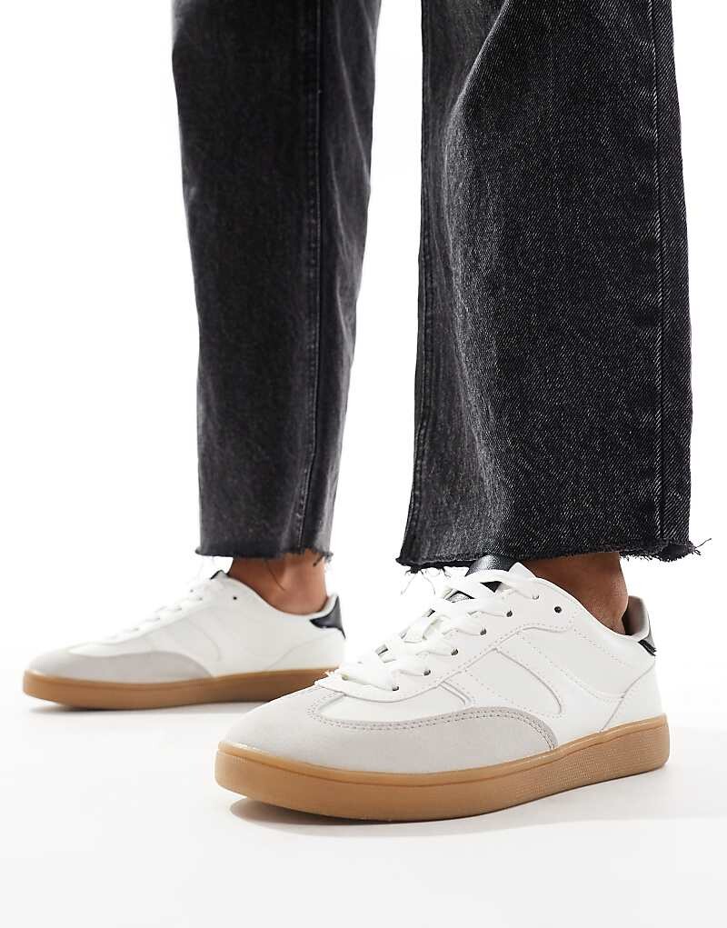 

Stradivarius – белые спортивные туфли на коричневой подошве