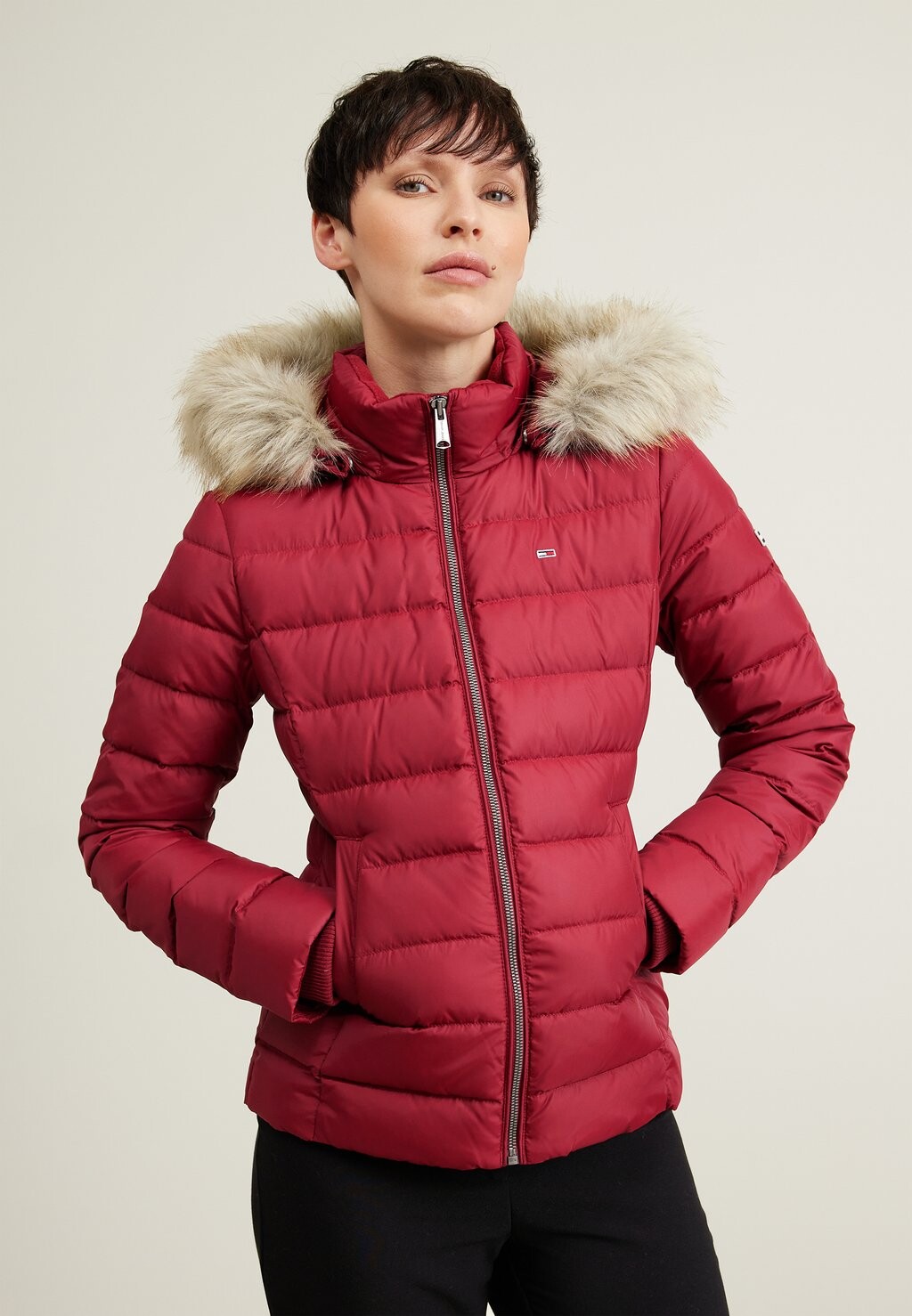 

Куртка Tommy Jeans БАЗОВАЯ КУРТКА С КАПЮШОНОМ, цвет rouge