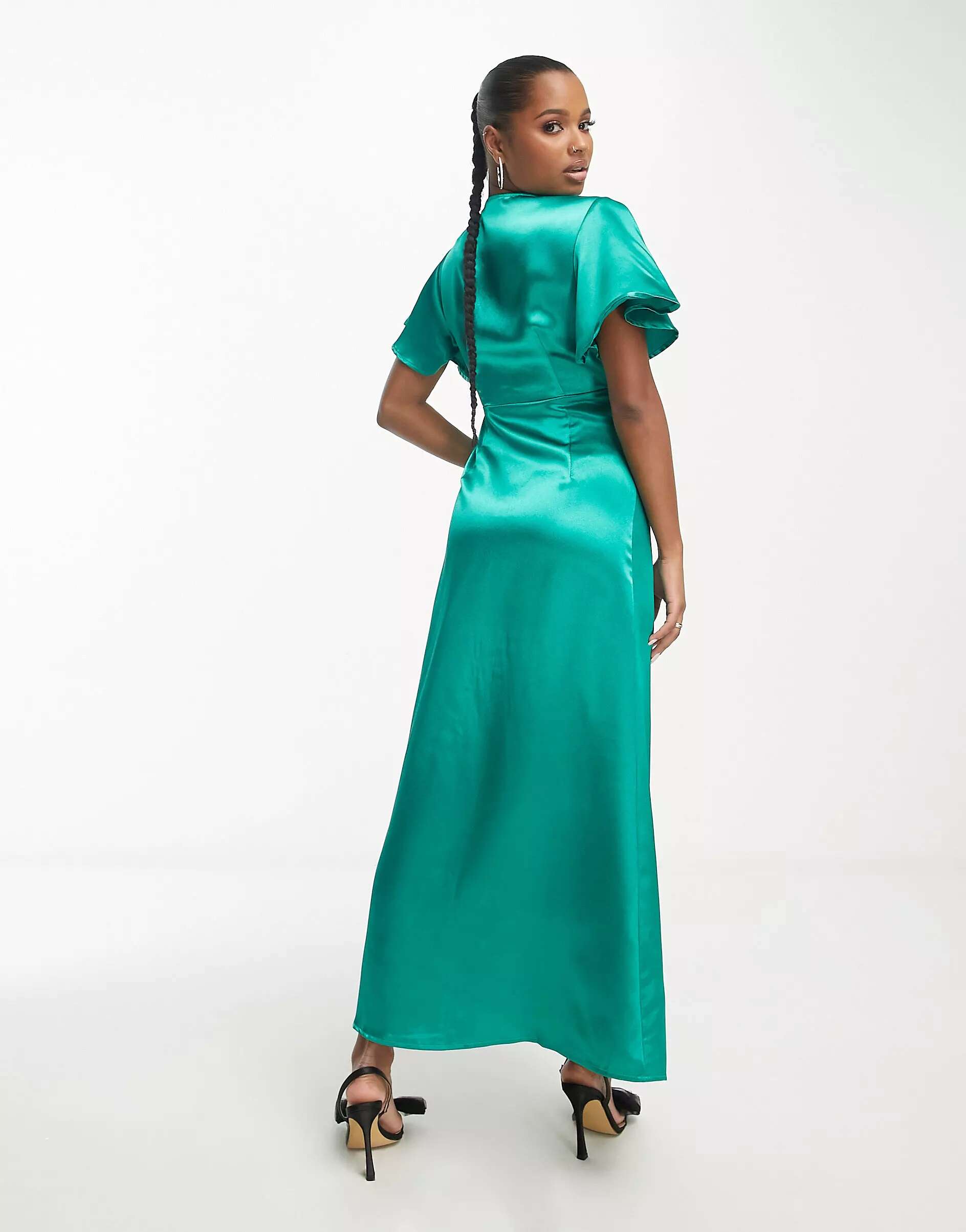 цена Изумрудно-зеленое атласное платье макси с развевающимися рукавами Vila Petite Bridesmaid