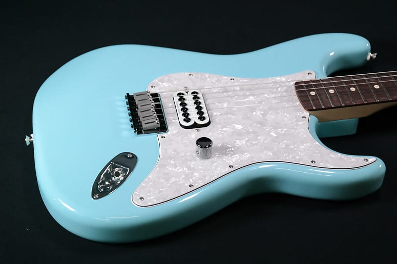 Электрогитара Fender Limited Edition Tom Delonge Stratocaster, Rosewood Fingerboard, Daphne Blue 765