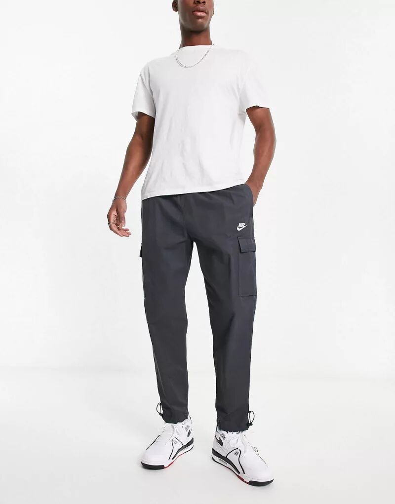 Темно-серые брюки с повторяющимся логотипом Nike