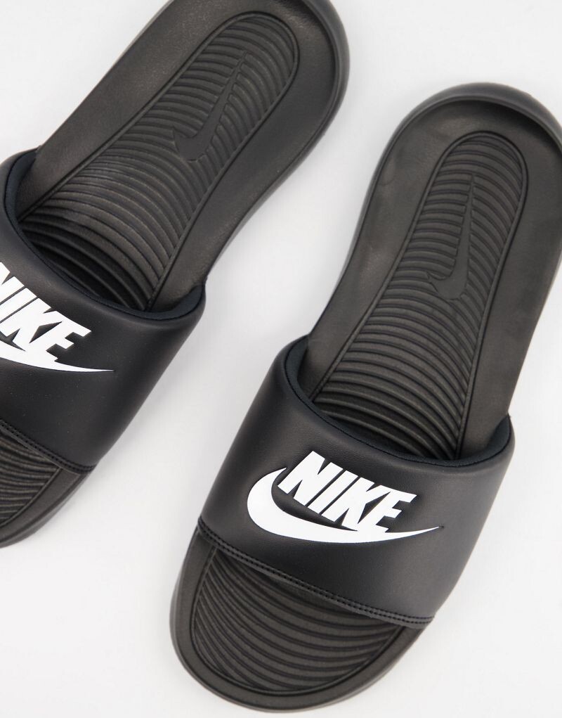 

Черно-белые шлепанцы Nike Victori One