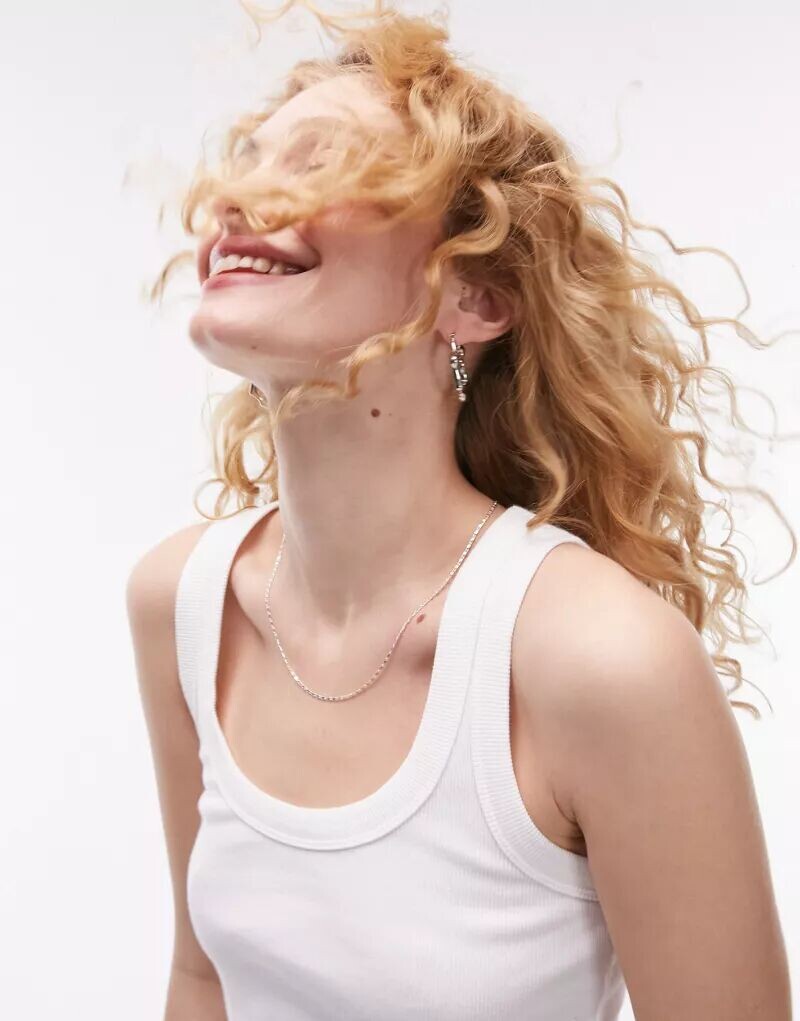 

Белая майка в рубчик с глубоким вырезом Topshop