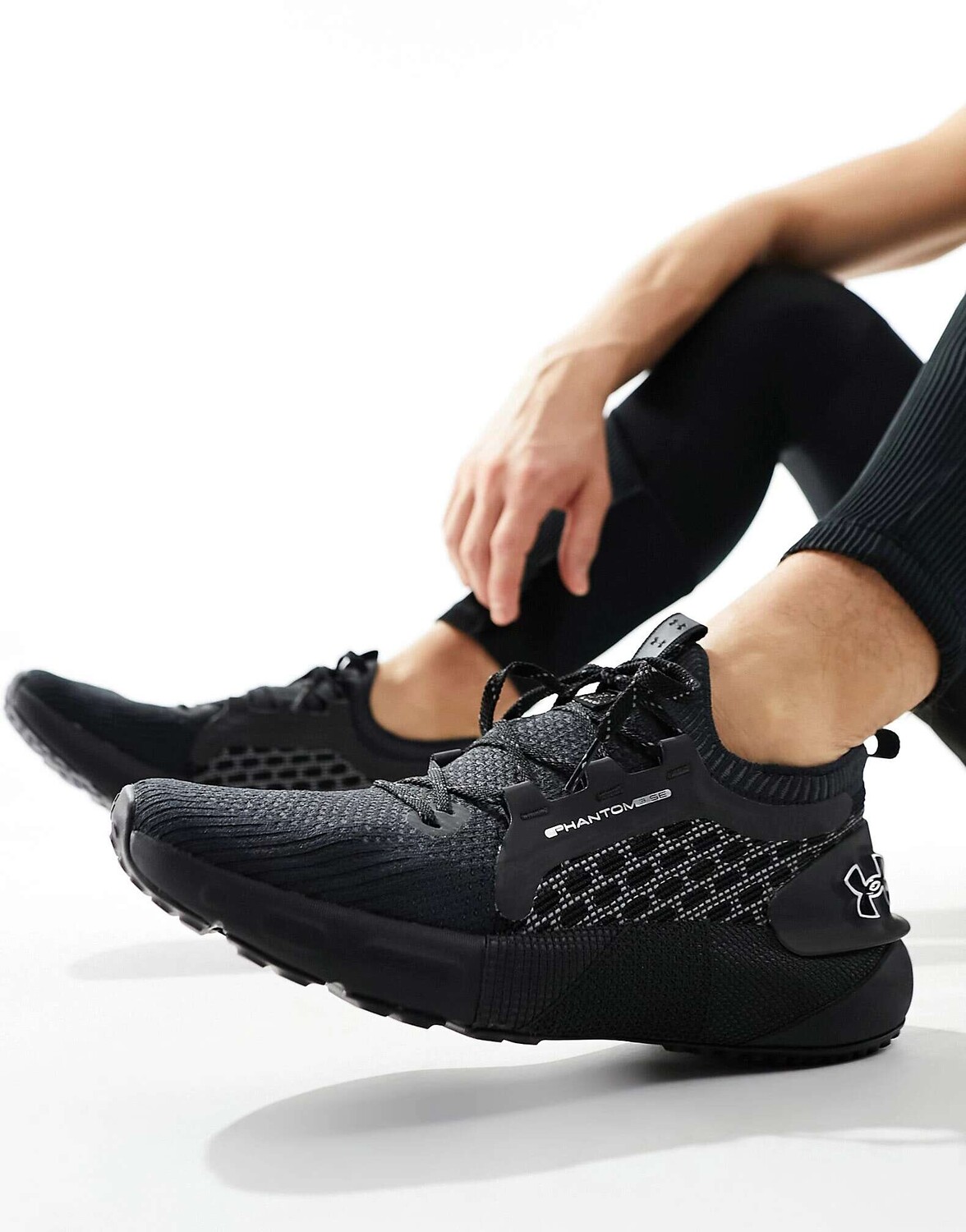 

Черные кроссовки со светоотражающими элементами Under Armour HOVR Phantom 3 SE RFLCT, Черный
