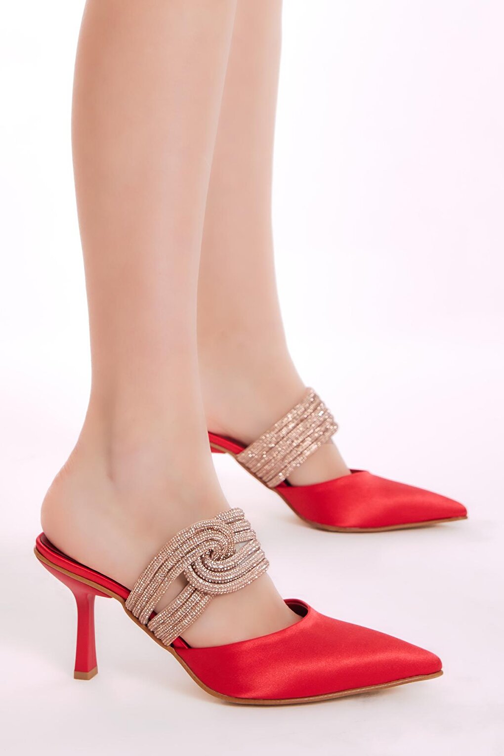 цена Красные женские тапочки на каблуке с острым носком и вышивкой из серии Gecce Series TONNY BLACK