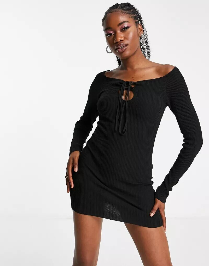 

Pull&Bear – Короткое черное платье с длинными рукавами