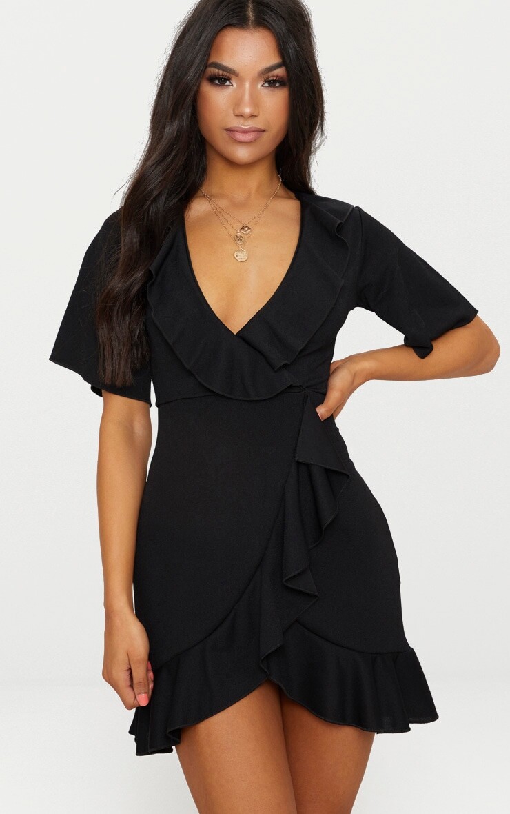 

PrettyLittleThing Черное платье с запахом и оборками