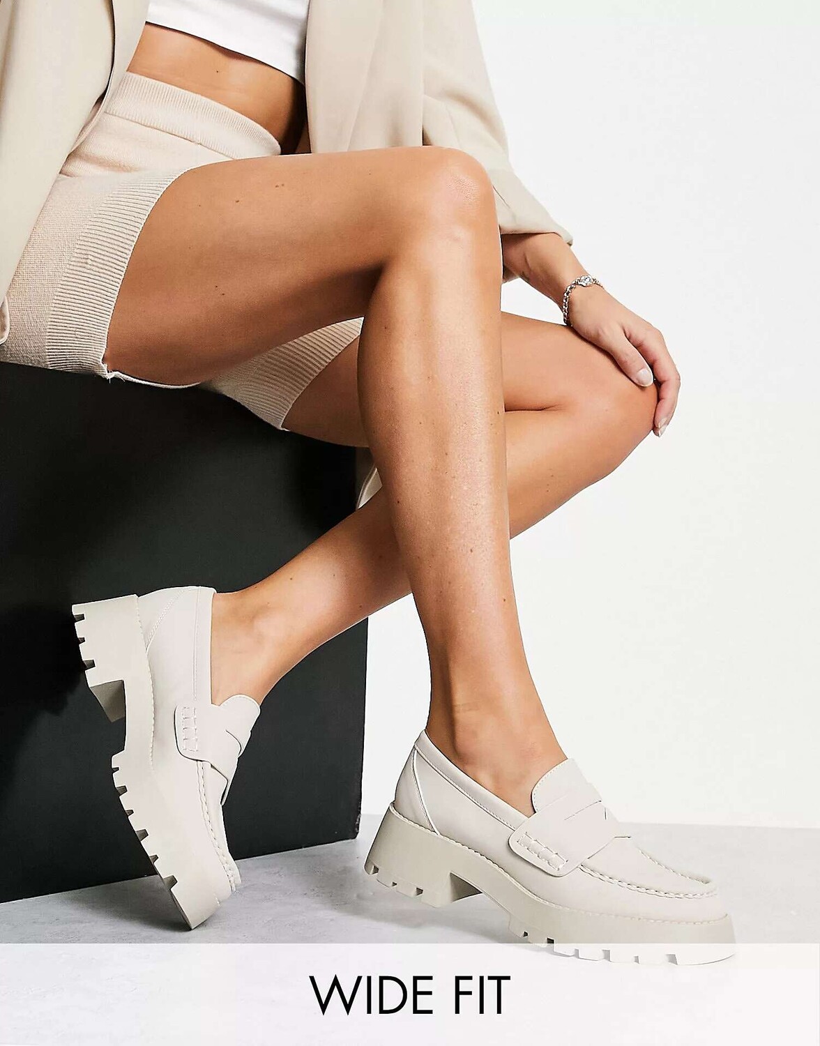 

Бежевые массивные лоферы широкого кроя Pull&Bear