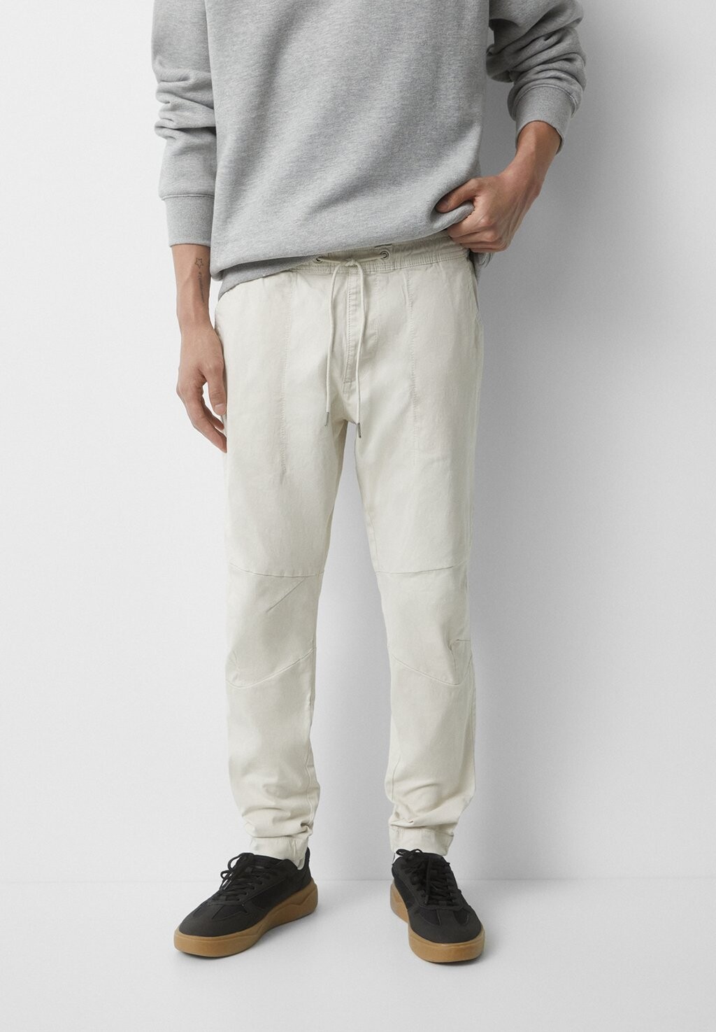 

Брюки для бега JOGGER FIT PULL&BEAR, цвет white