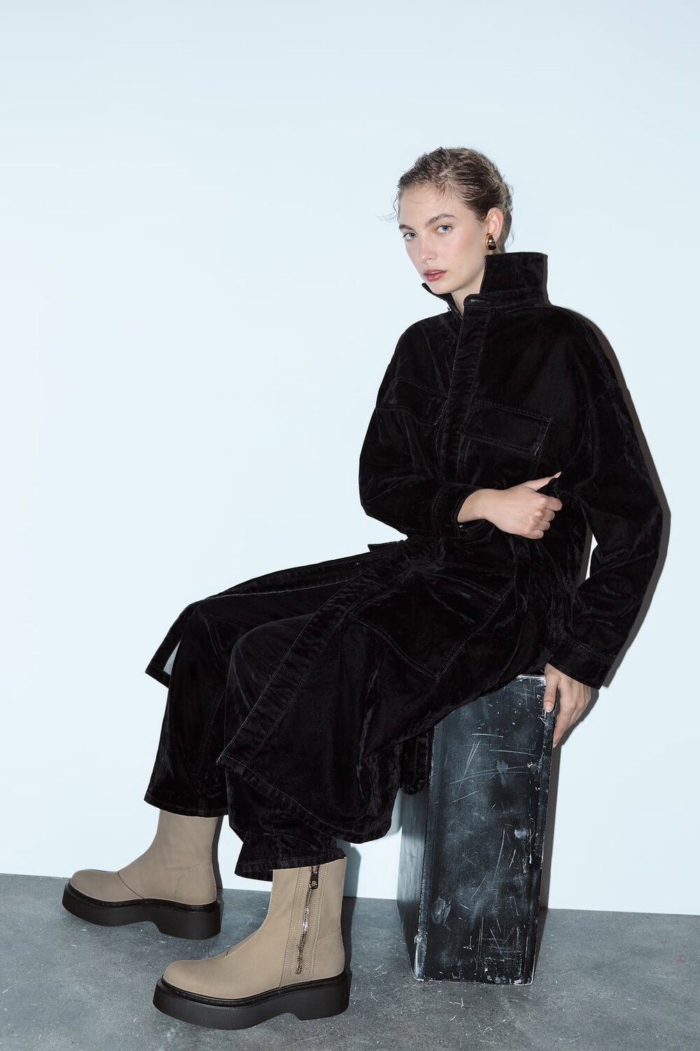

Кожаные ботинки на плоской молнии ZARA, экрю белый