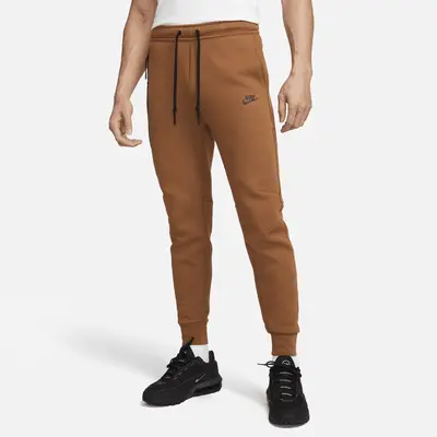 

Джоггеры Nike Sportswear Tech Fleece, цвет Light British Tan/Black