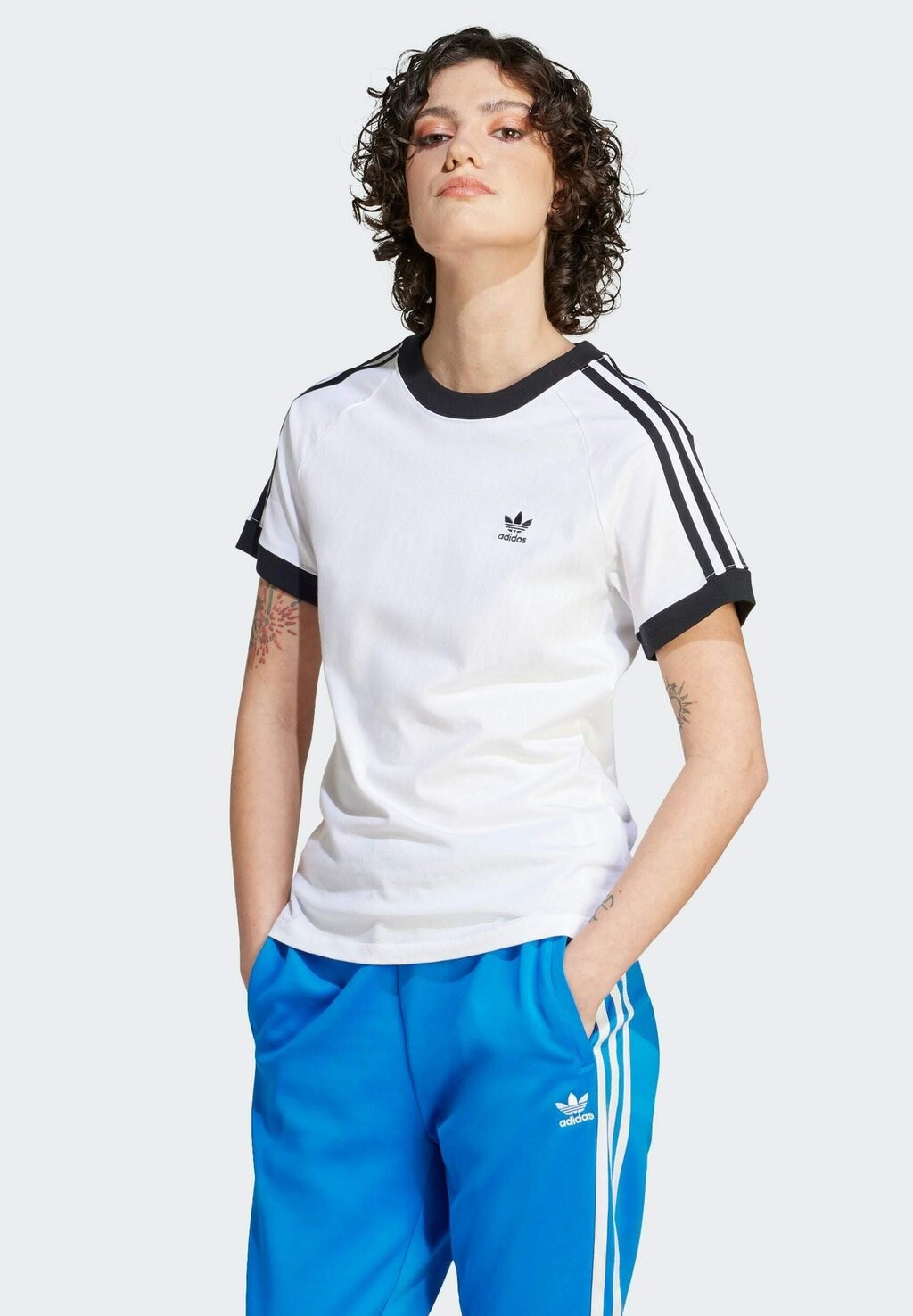 

Футболка с принтом adidas Originals, белый