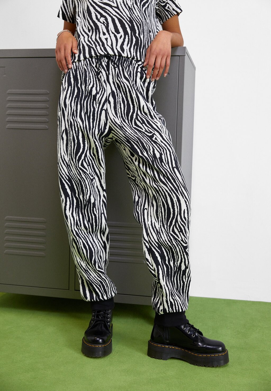 

Спортивные брюки adidas Originals, Серый