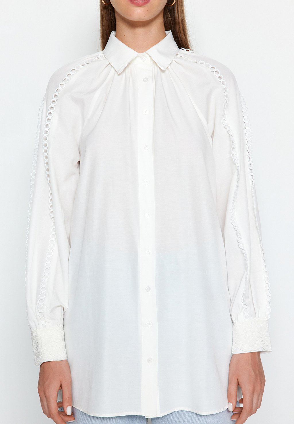 Блузка-рубашка NA CO DZIEŃ Trendyol Modest, цвет ecru