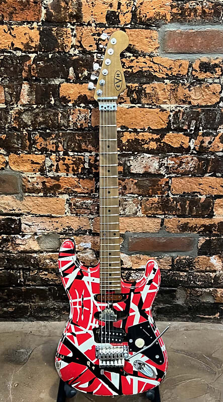 электрогитара evh frankie relic red w bag Электрогитара EVH Striped Series Frankie 2020 - Present - Red / White / Black Stripes Relic