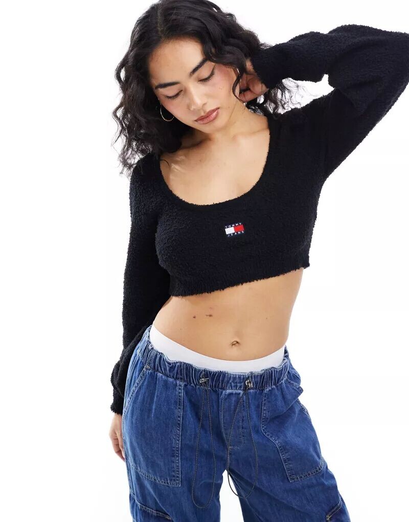 

Черный укороченный пушистый свитер с круглым вырезом и нашивкой Tommy Jeans