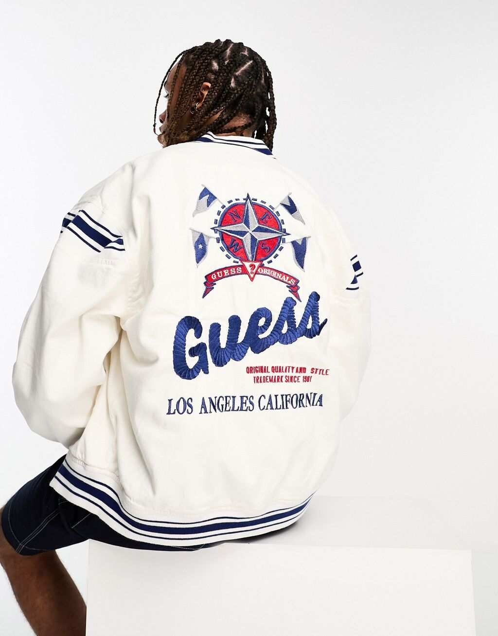 

Белая куртка-бомбер с компасом Guess Originals
