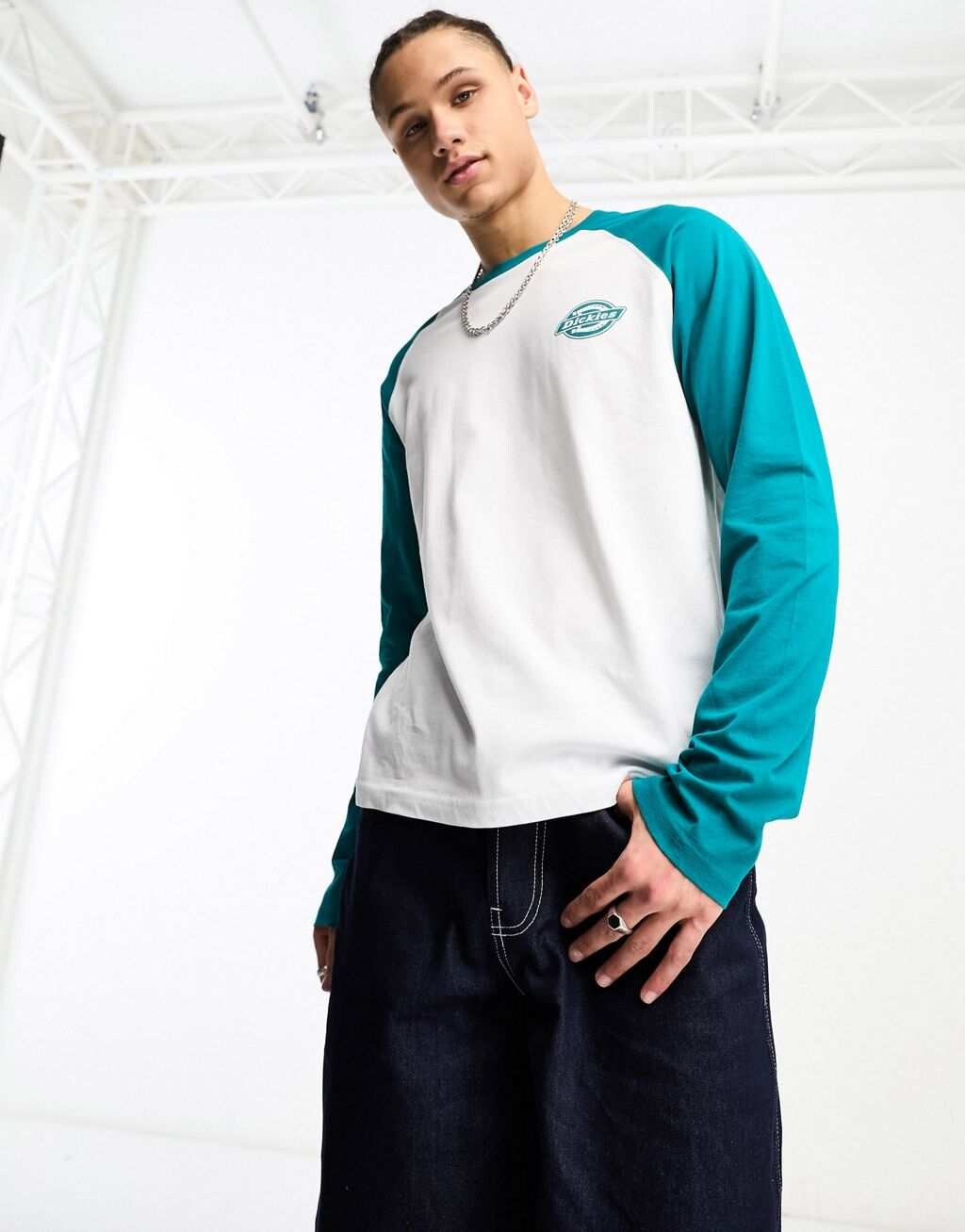 

Бело-бирюзовая футболка с длинными рукавами реглан Dickies