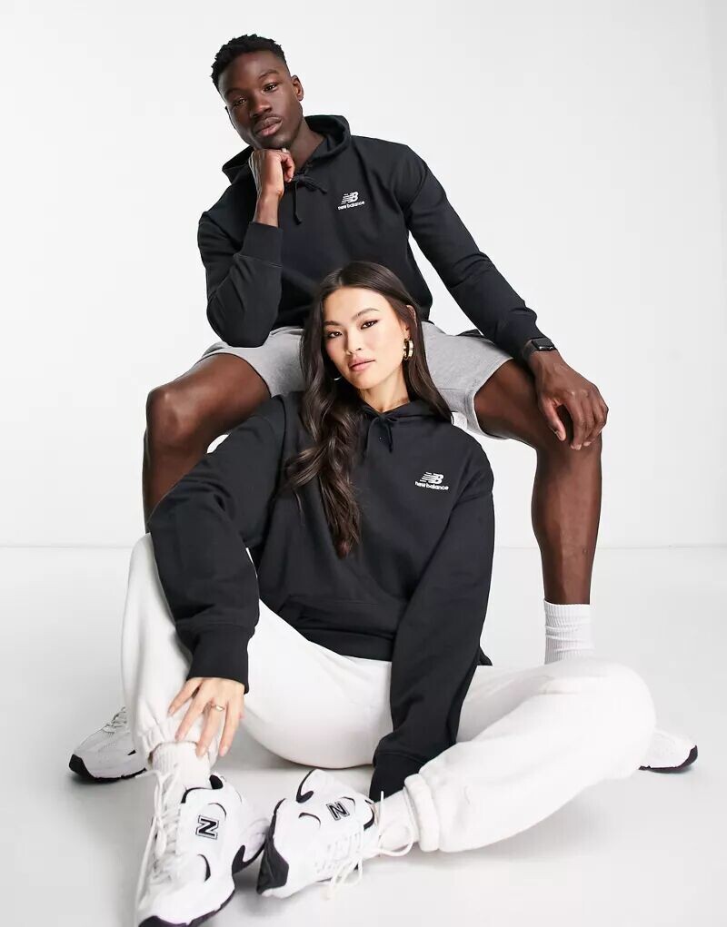 

Черная толстовка унисекс с маленьким логотипом New Balance