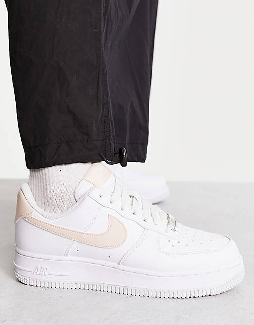

Белые и бледно-розовые кроссовки Nike AF1 '07 Next