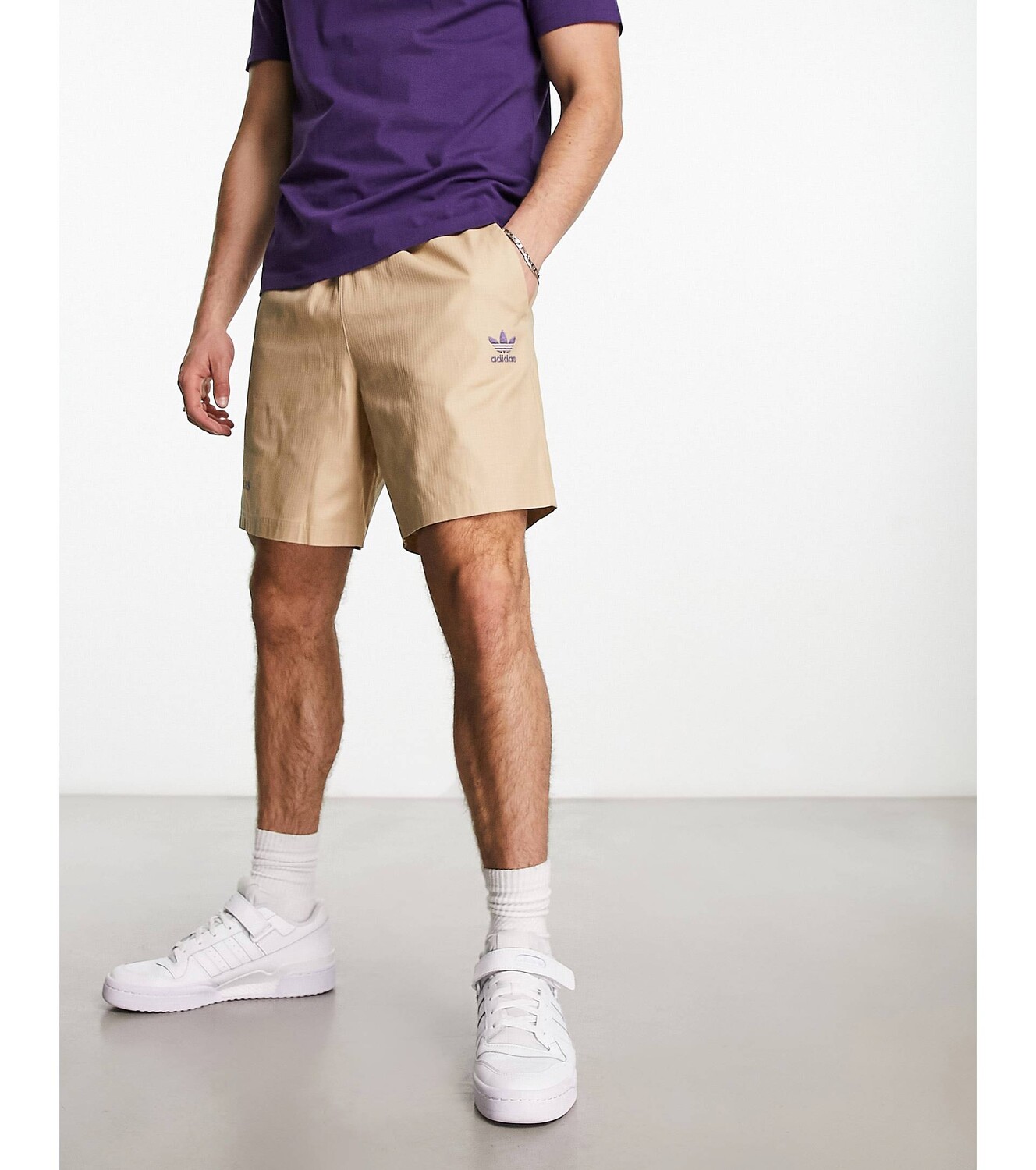 

Волшебно-бежевые шорты с логотипом adidas Originals Enjoy Summer