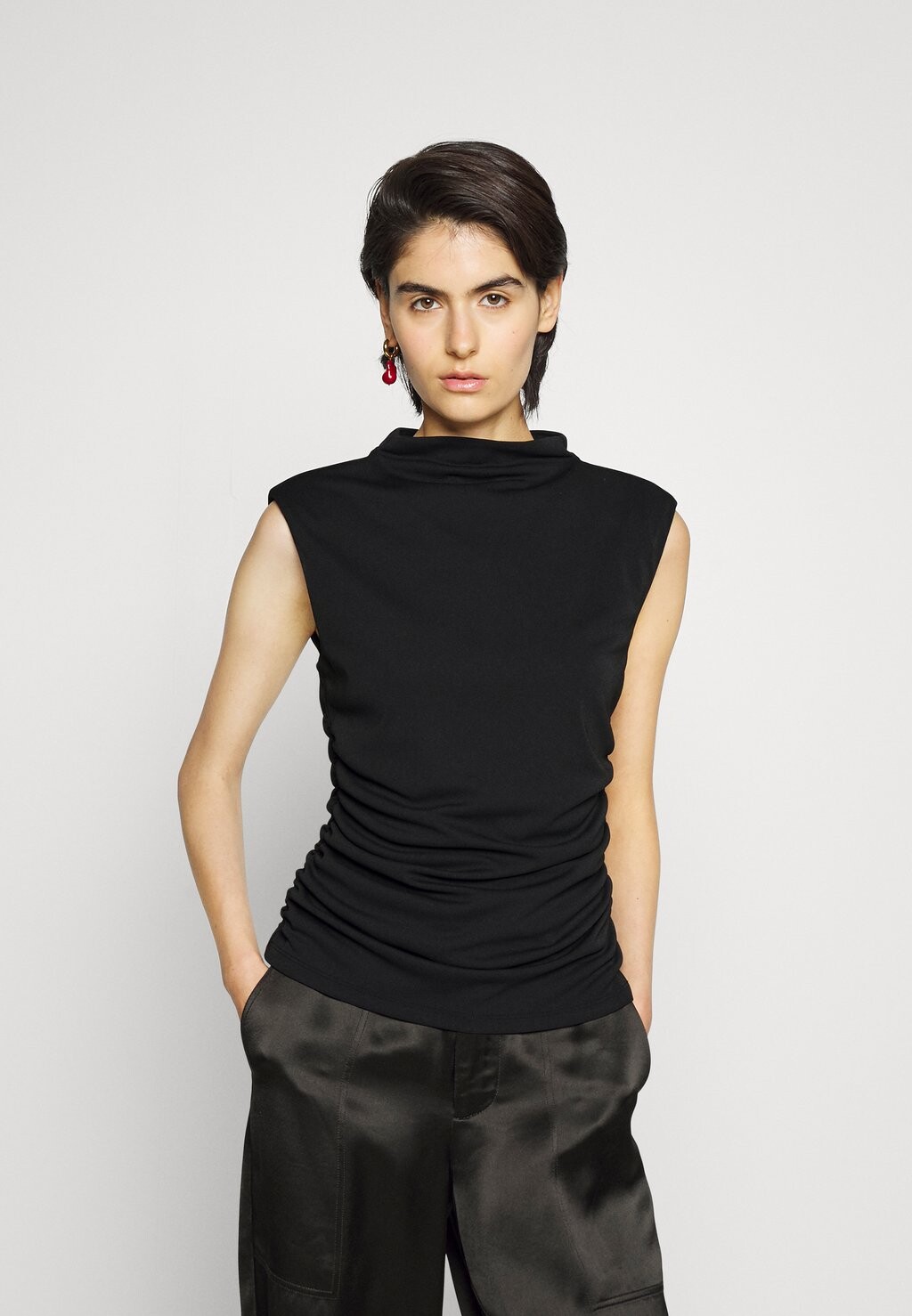 

Базовая футболка DKNY, черный