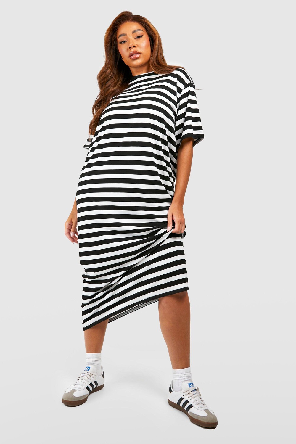 

Платье-футболка в полоску плюс Boohoo, черный