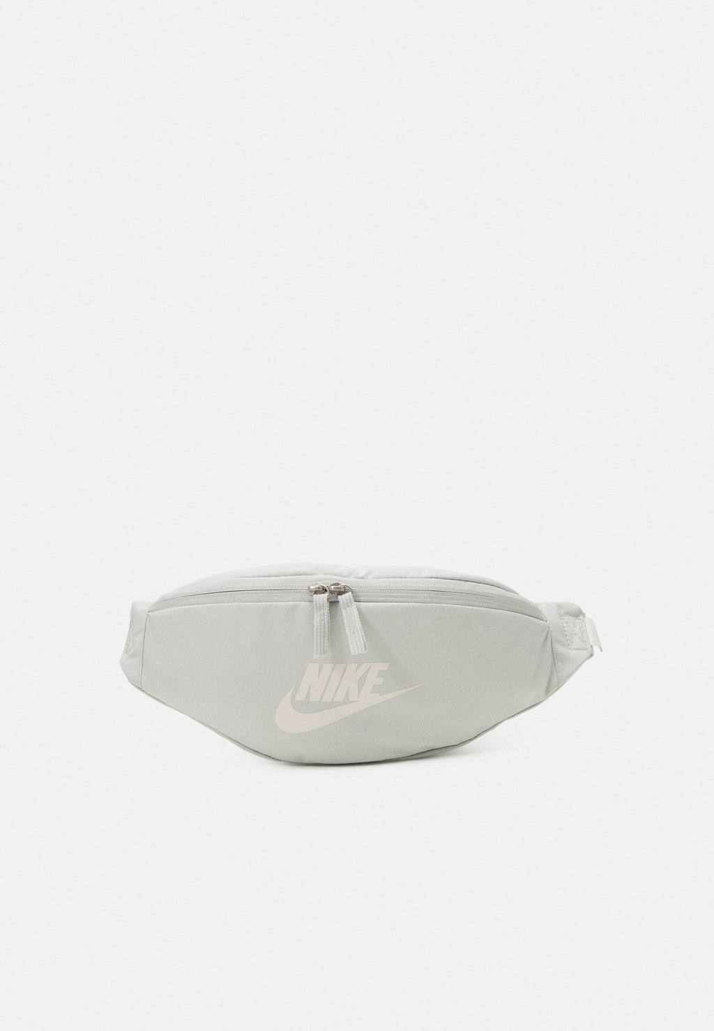 цена Поясная сумка HERITAGE UNISEX Nike Sportswear, цвет light silver/light silver/phantom