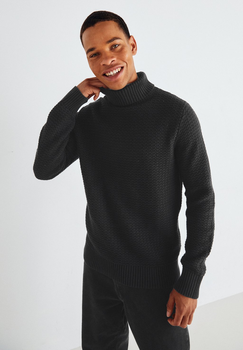 

Свитер SLHTHIM STRUCTURE ROLL NECK Selected, черный