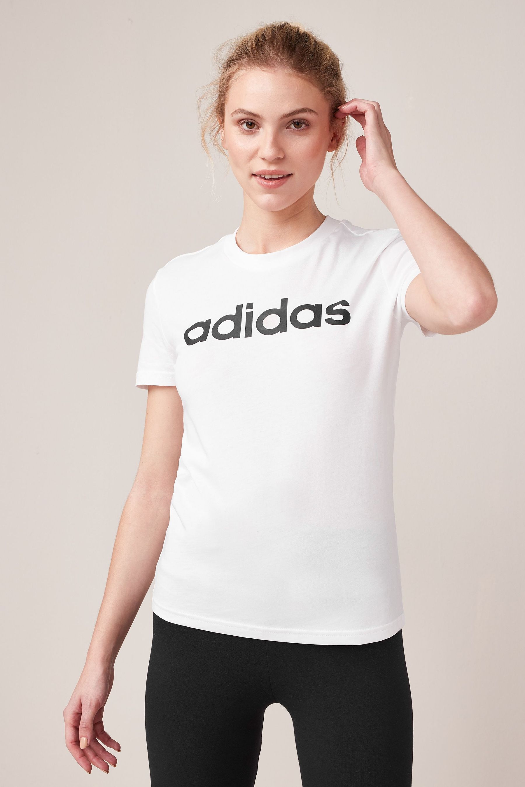 Линейная футболка adidas, белый фотографии