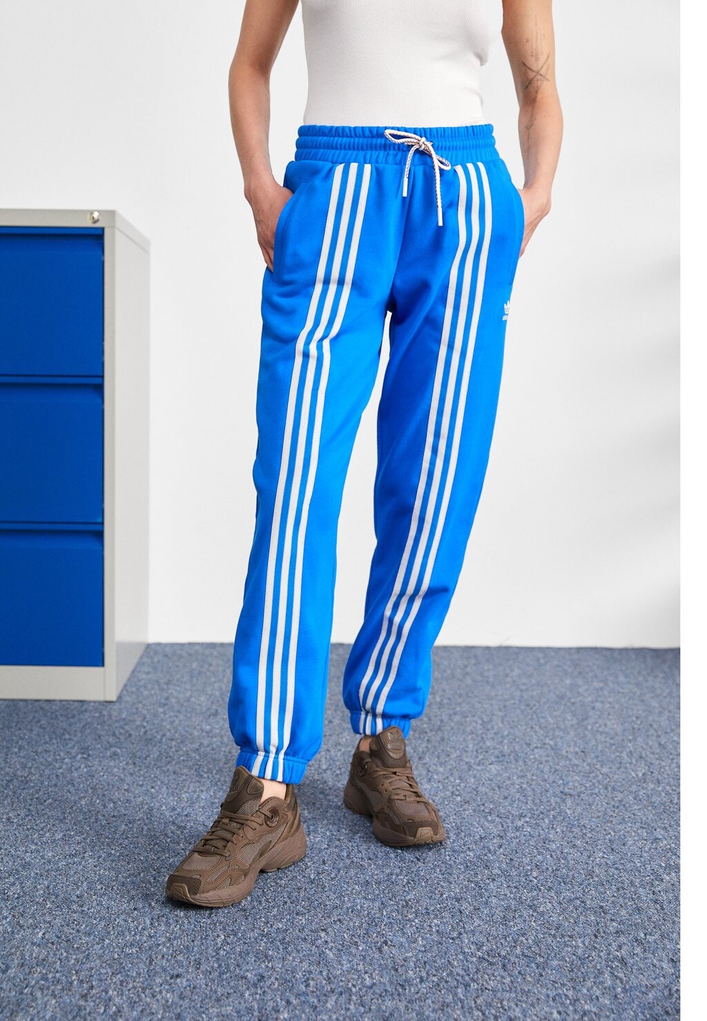 

Спортивные брюки adidas Originals, Серый