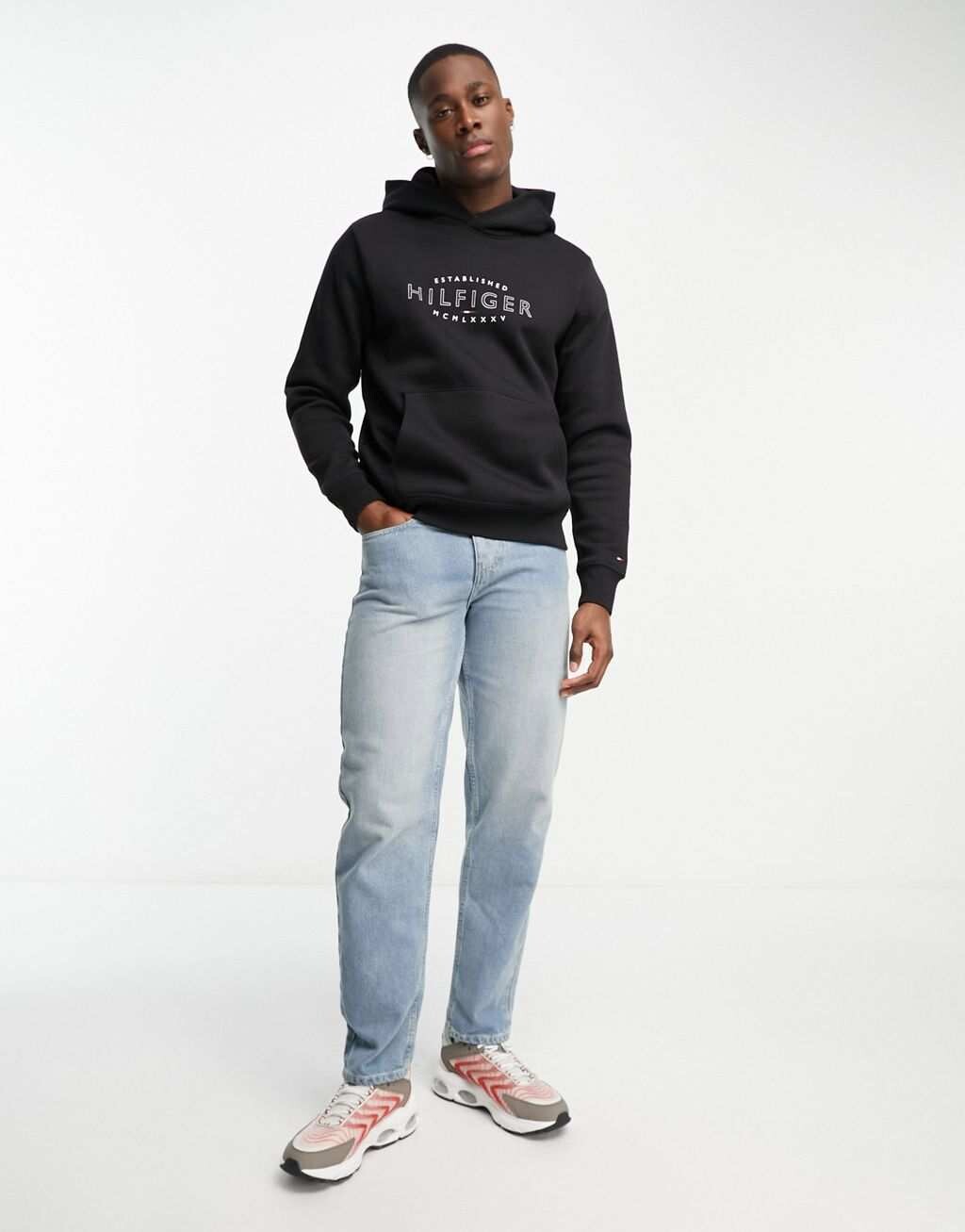 

Черная толстовка с логотипом Tommy Hilfiger
