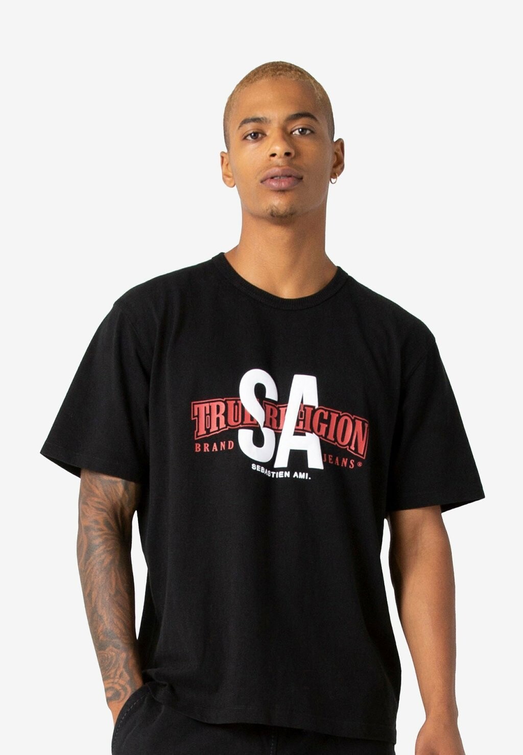 

Футболка с принтом X SEBASTIEN AMI COLLAB True Religion, цвет schwarz