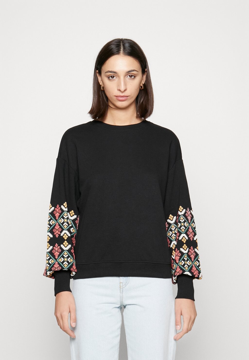 

Толстовка ONLY Tall ONLBROKE O NECK FLOWER, черный