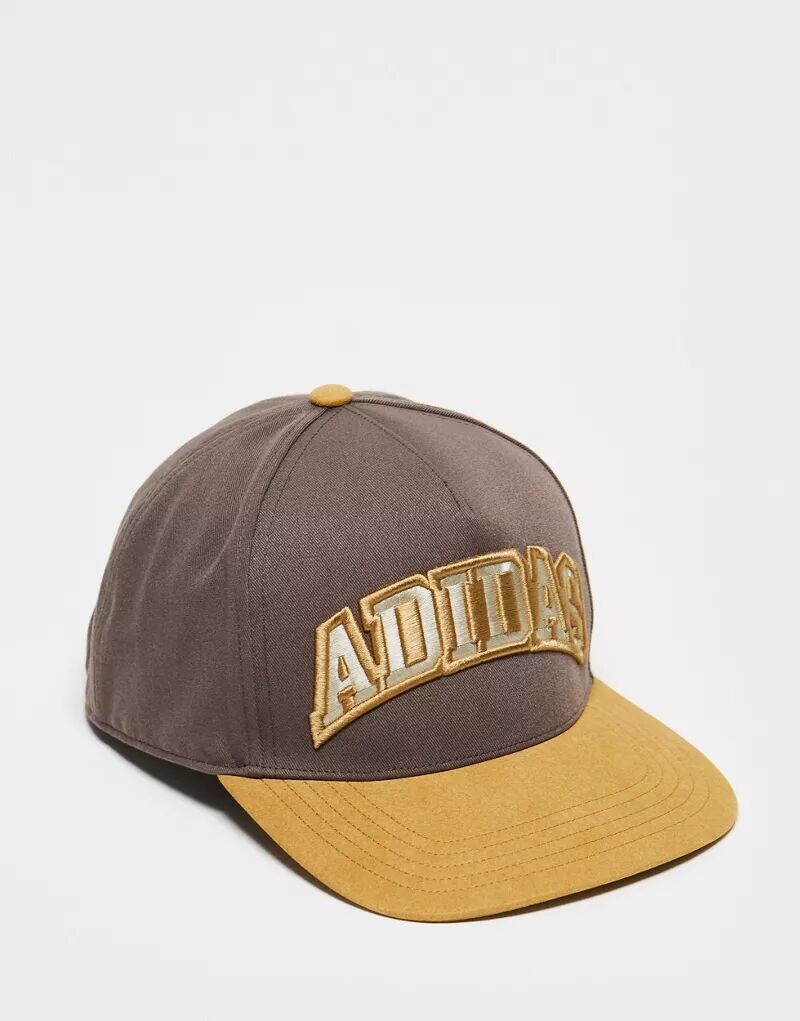 

Коричневая университетская кепка adidas Originals